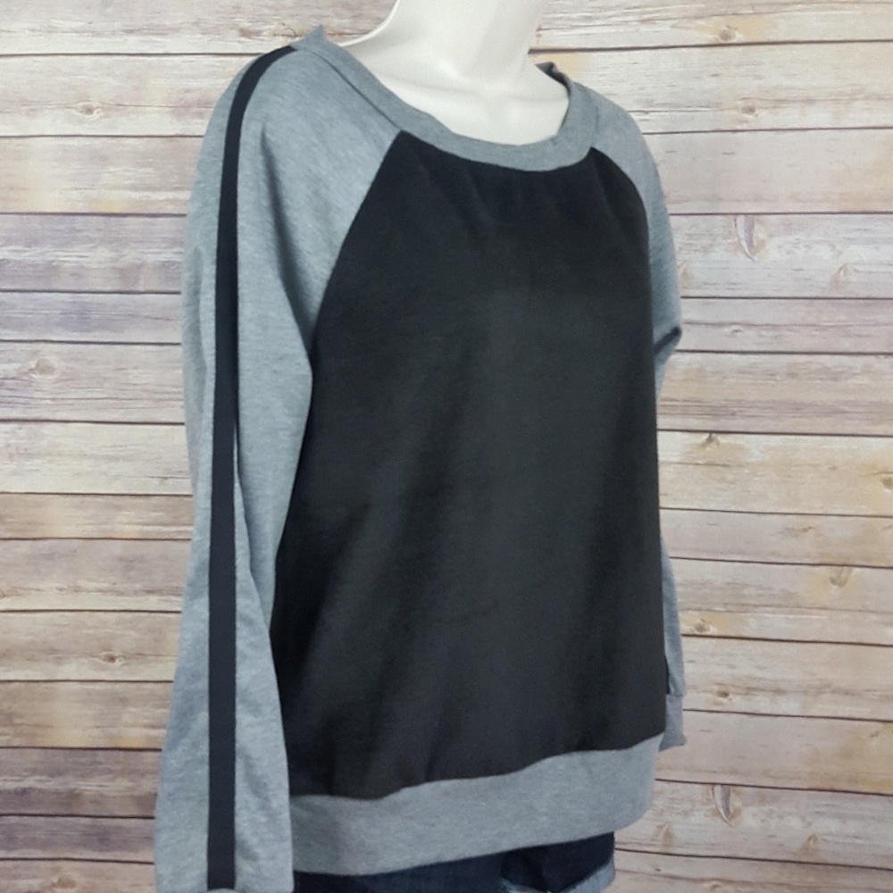 Isaac Mizrahi gray/black sweatshirt